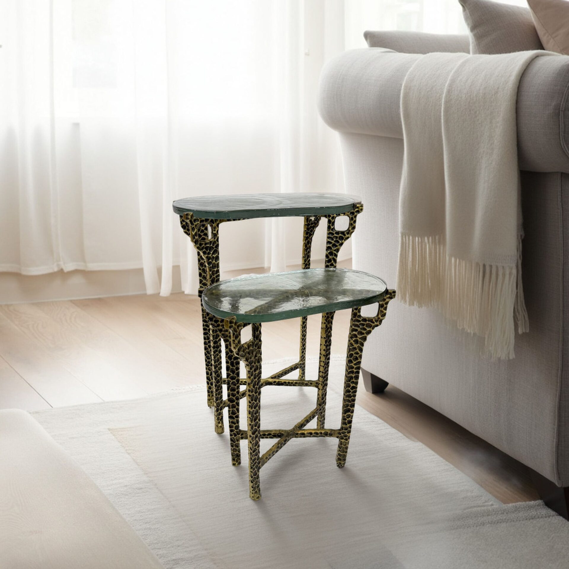 Carolina Ignis 26" Hammered Frame with Recycled Glass Nesting Table Set in Brass - Bild 7 von 8