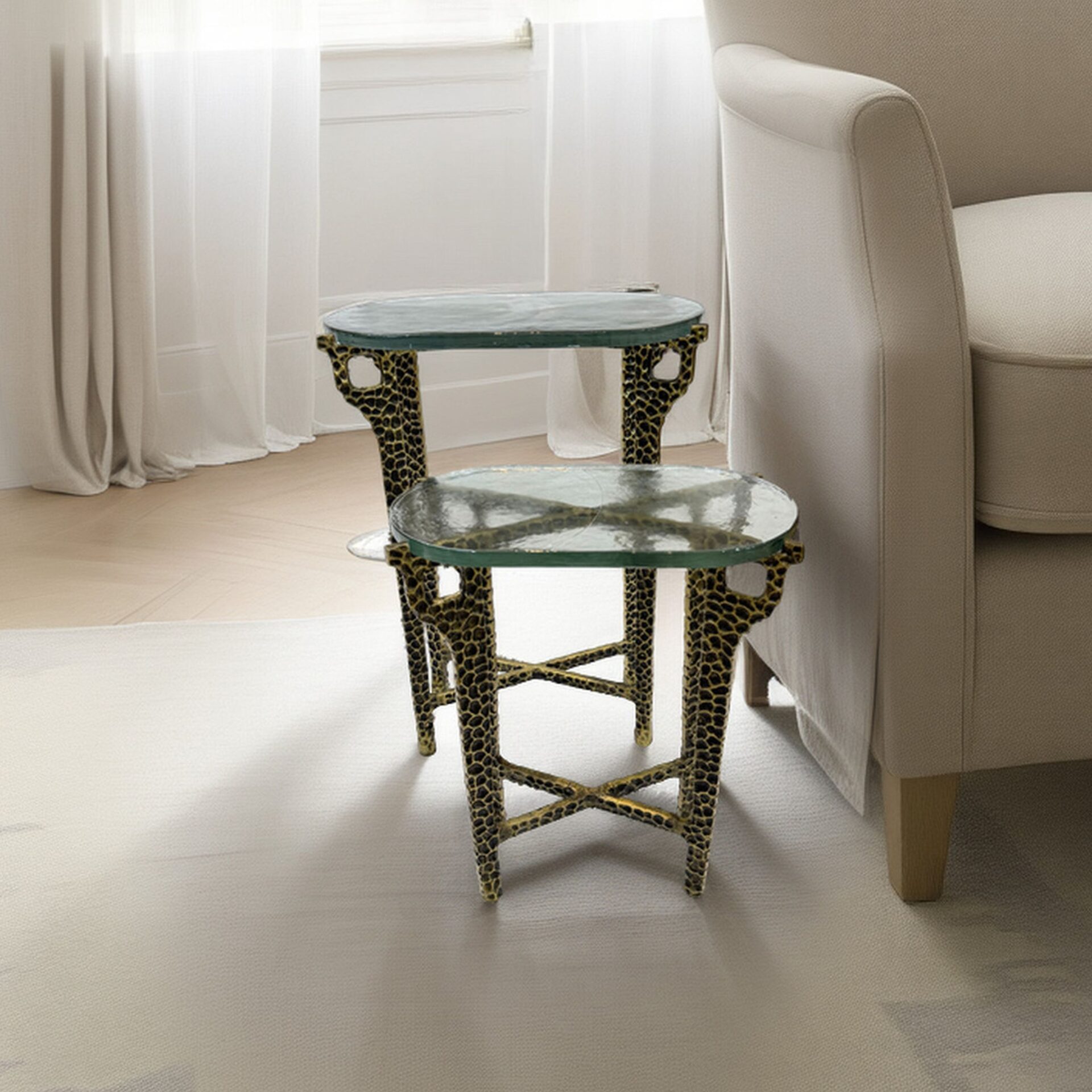 Carolina Ignis 26" Hammered Frame with Recycled Glass Nesting Table Set in Brass - Bild 8 von 8